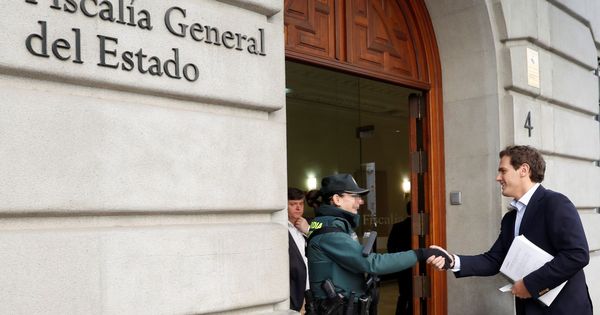 Foto: El presidente de Ciudadanos, Albert Rivera, a su llegada a la Fiscalía General del Estado. (EFE)