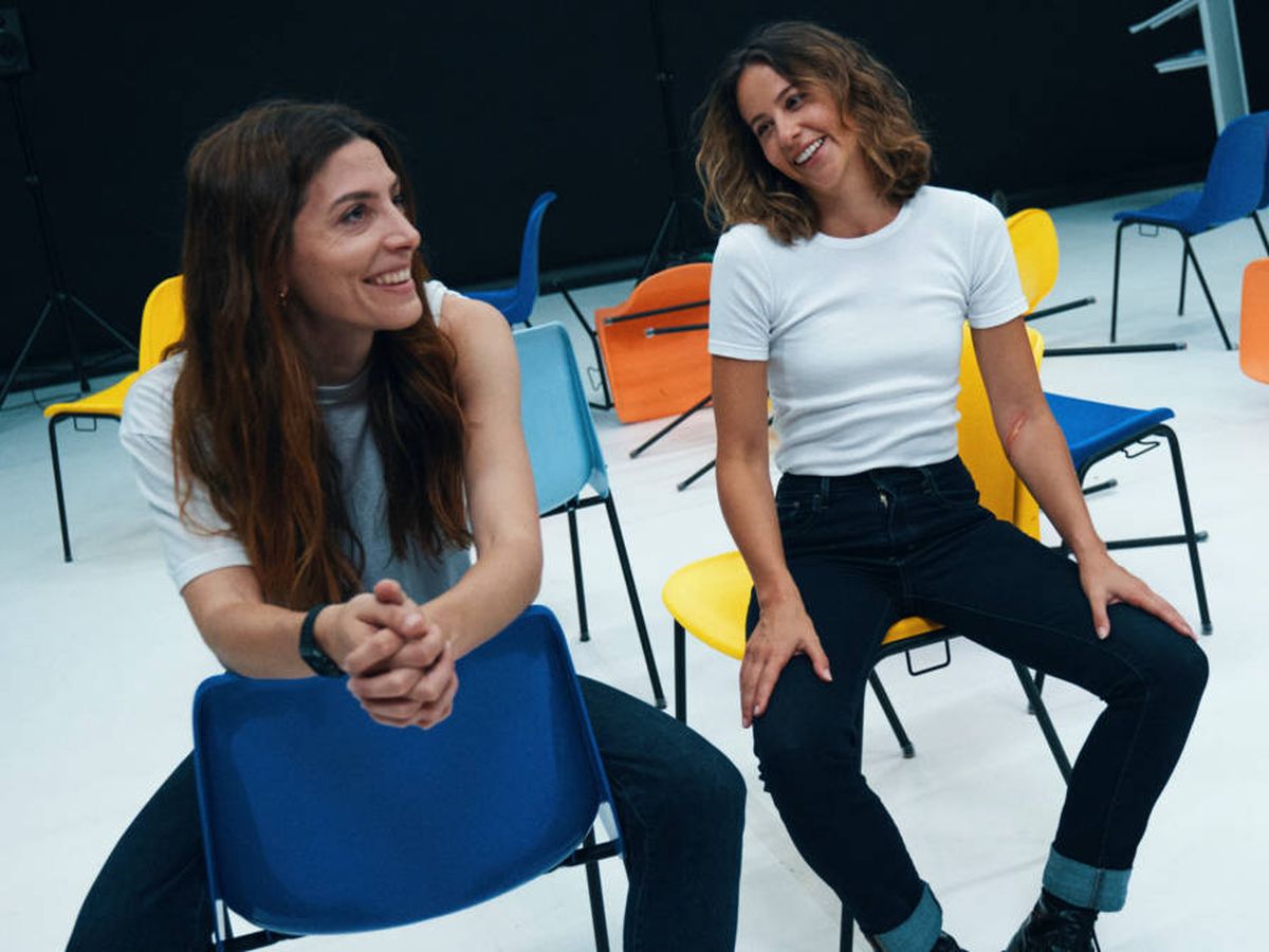 Foto: Bárbara Lennie e Irene Escolar, durante el rodaje de 'Escenario 0: Hermanas'. (HBO España)