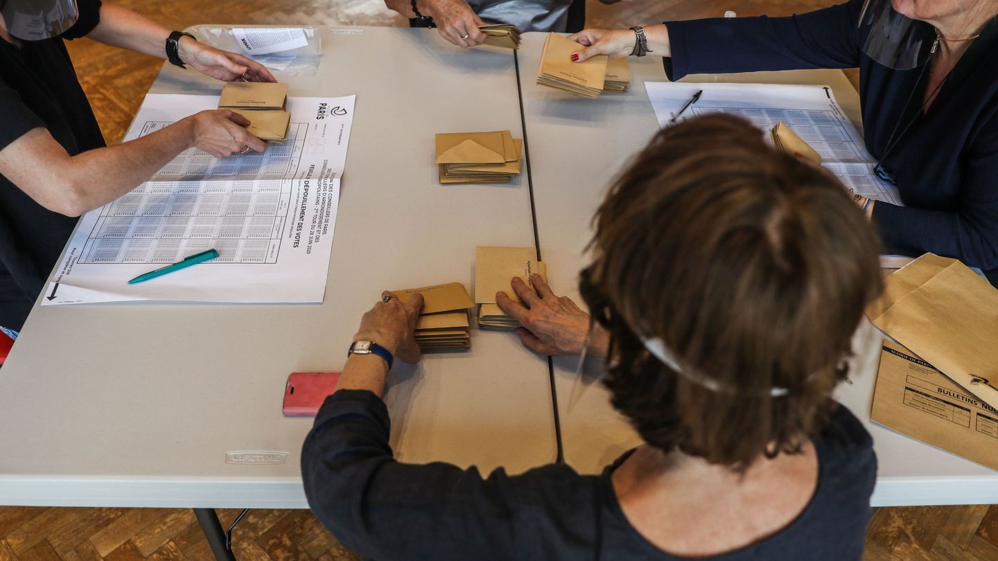 Recuento de la segunda vuelta de las elecciones municipales en Francia. (EFE)