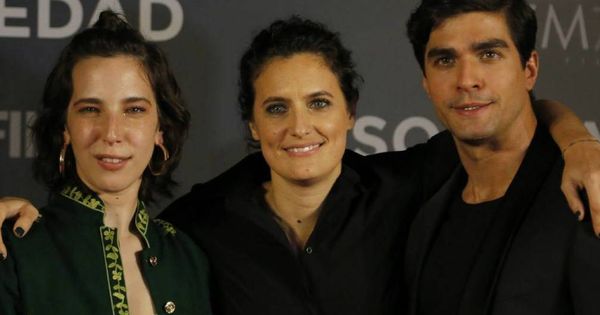Foto: Agustina Macri (centro), con los protagonistas de su película, 'Soledad'. (BCNFilmFest)