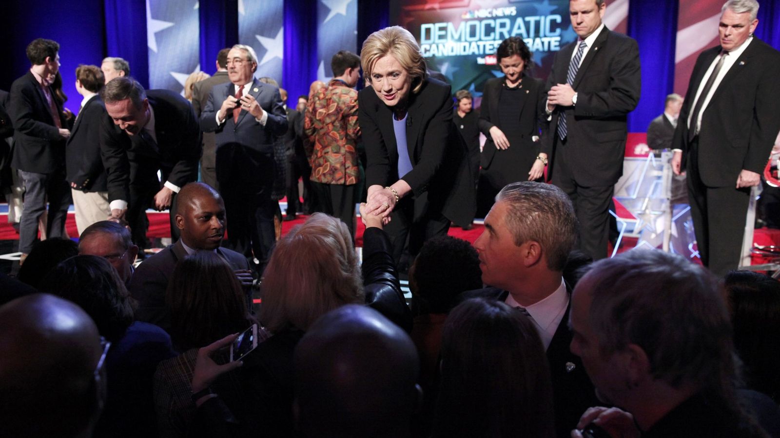 Foto: Clinton saluda a la audiencia tras el debate celebrado en Charleston, el 17 de enero de 2016 (Reuters).