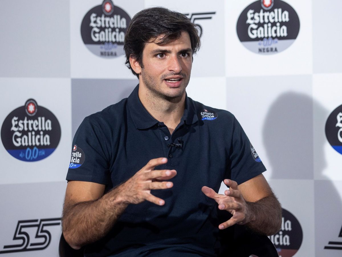 Foto: Carlos Sáinz durante la rueda de prensa de su patrocinador, Estrella Galicia. E