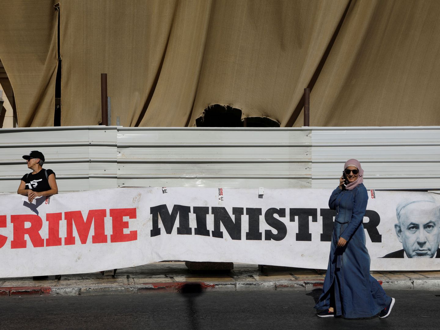 Un banner que muestra al 'premier' israelí como 'Crime Minister'. (Reuters)