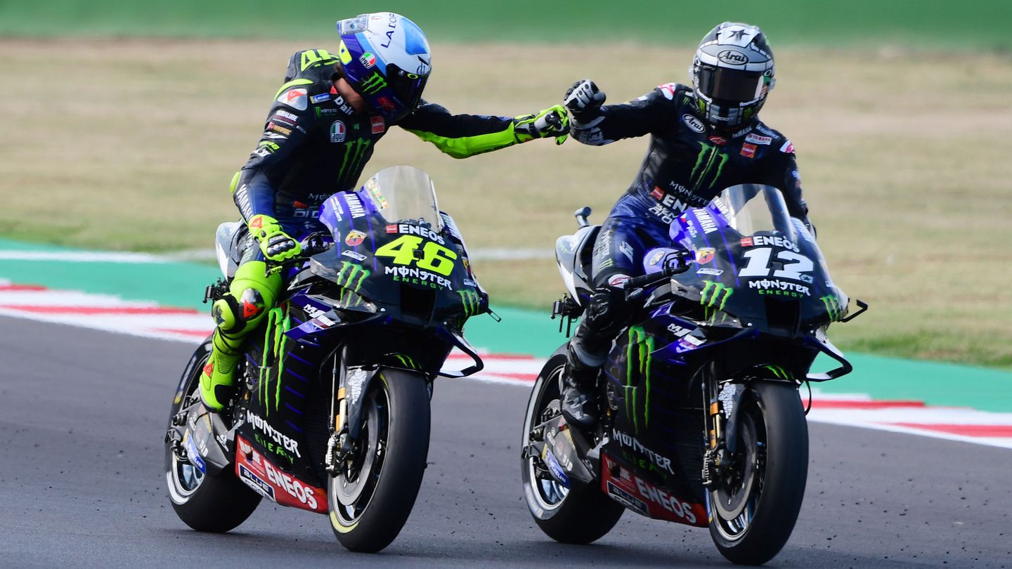 Viñales celebra su pole junto a Rossi en Misano. (Reuters)