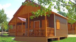 El camping a un paso de Salamanca abierto todo el año: en un complejo de más de 70.000 metros cuadrados con casitas de madera y mobil homes rodeados de naturaleza