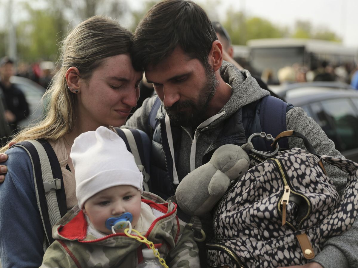 Foto: Los primeros civiles evacuados de la acería de Azovstal, en Mariúpol (Ucrania). (EFE/Miguel Gutiérrez)