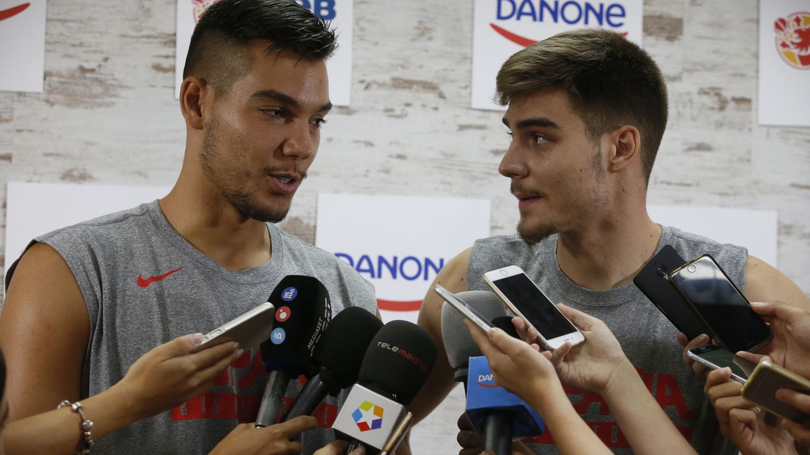Foto: Los hermanos Hernángomez —Wiily (i) y Juancho (d)— ya saben lo que es ganar una medalla juntos: lograron la plata en el EuroBasket sub-20 de 2014. (EFE)