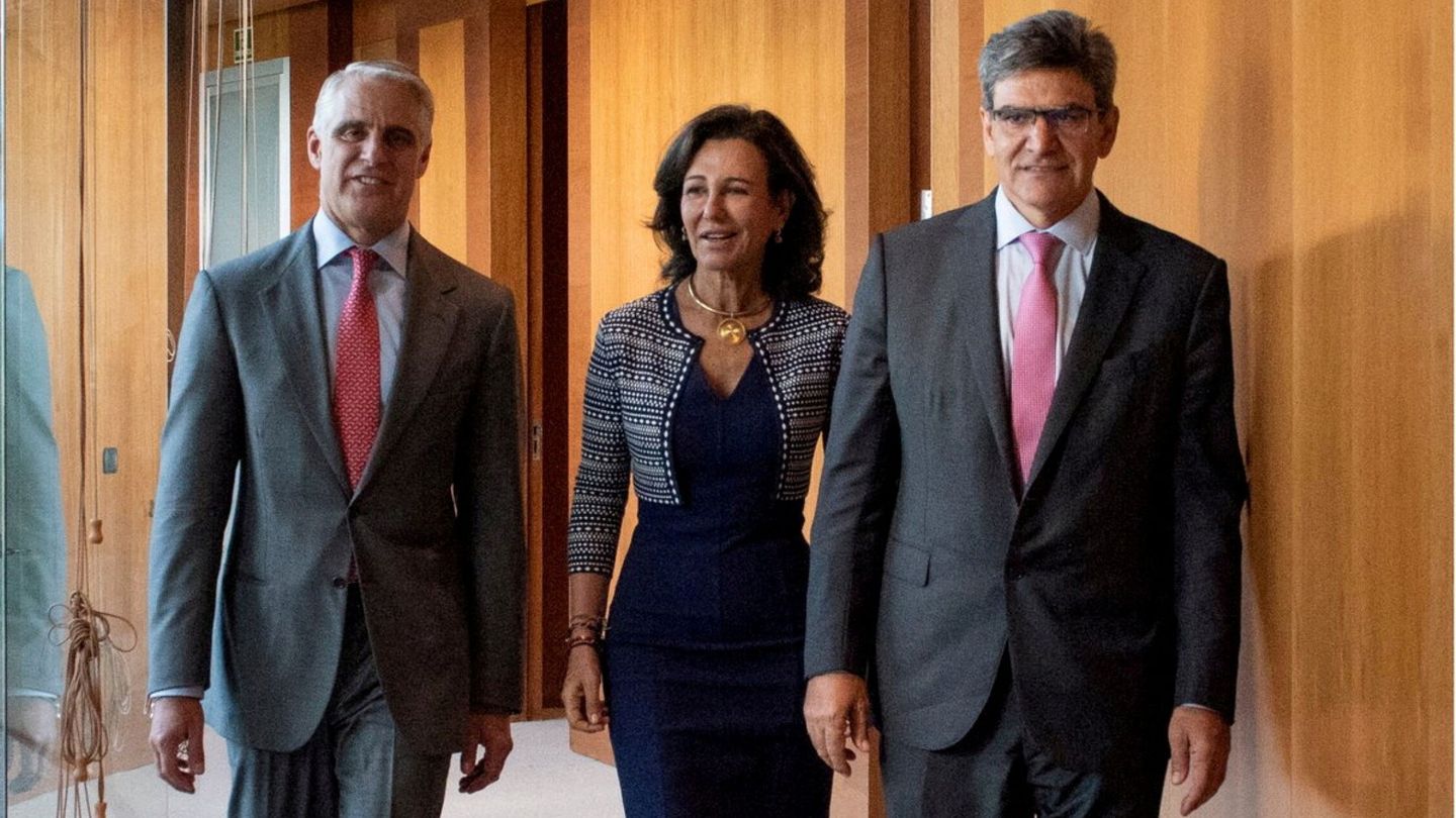Andrea Orcel, CEO de Unicredit; Ana Botín, presidenta de Santander, y el ex-CEO José Antonio Álvarez. (Reuters)