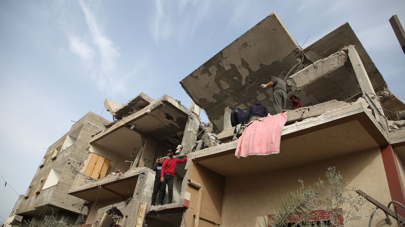 Foto: Varios hombres en una casa destruida en Gaza. (Europa Press)