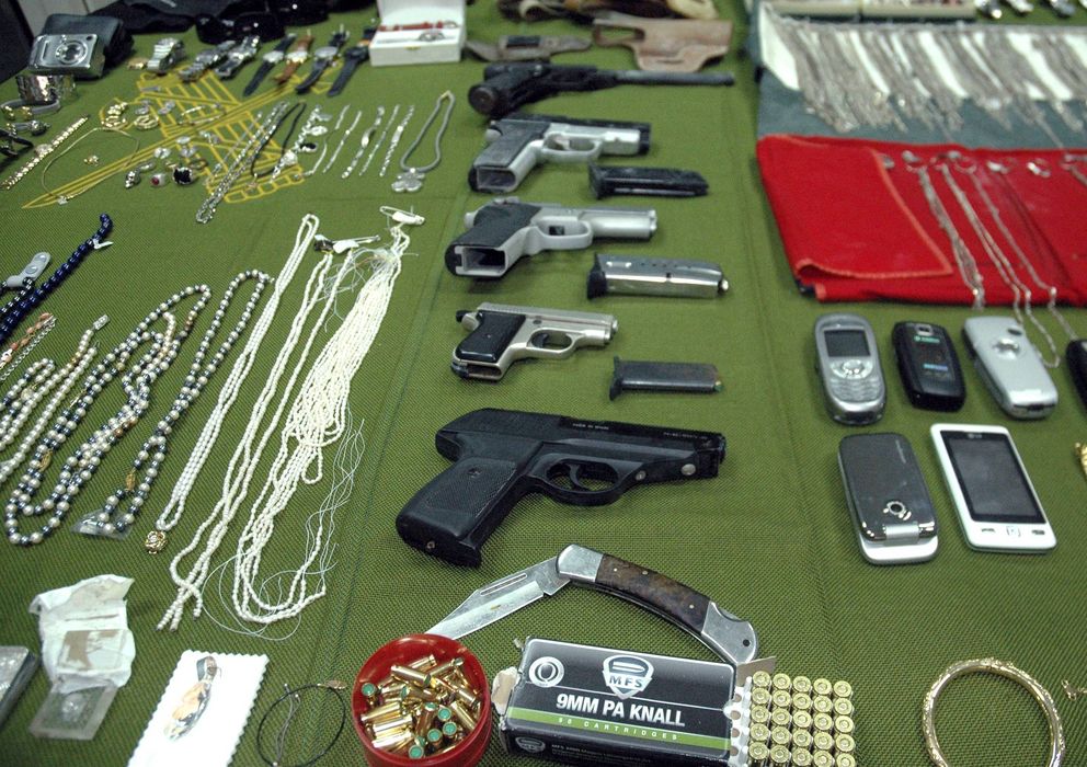 Foto: Armas, teléfonos y joyas intervenidas a una red especializada en atracos. 