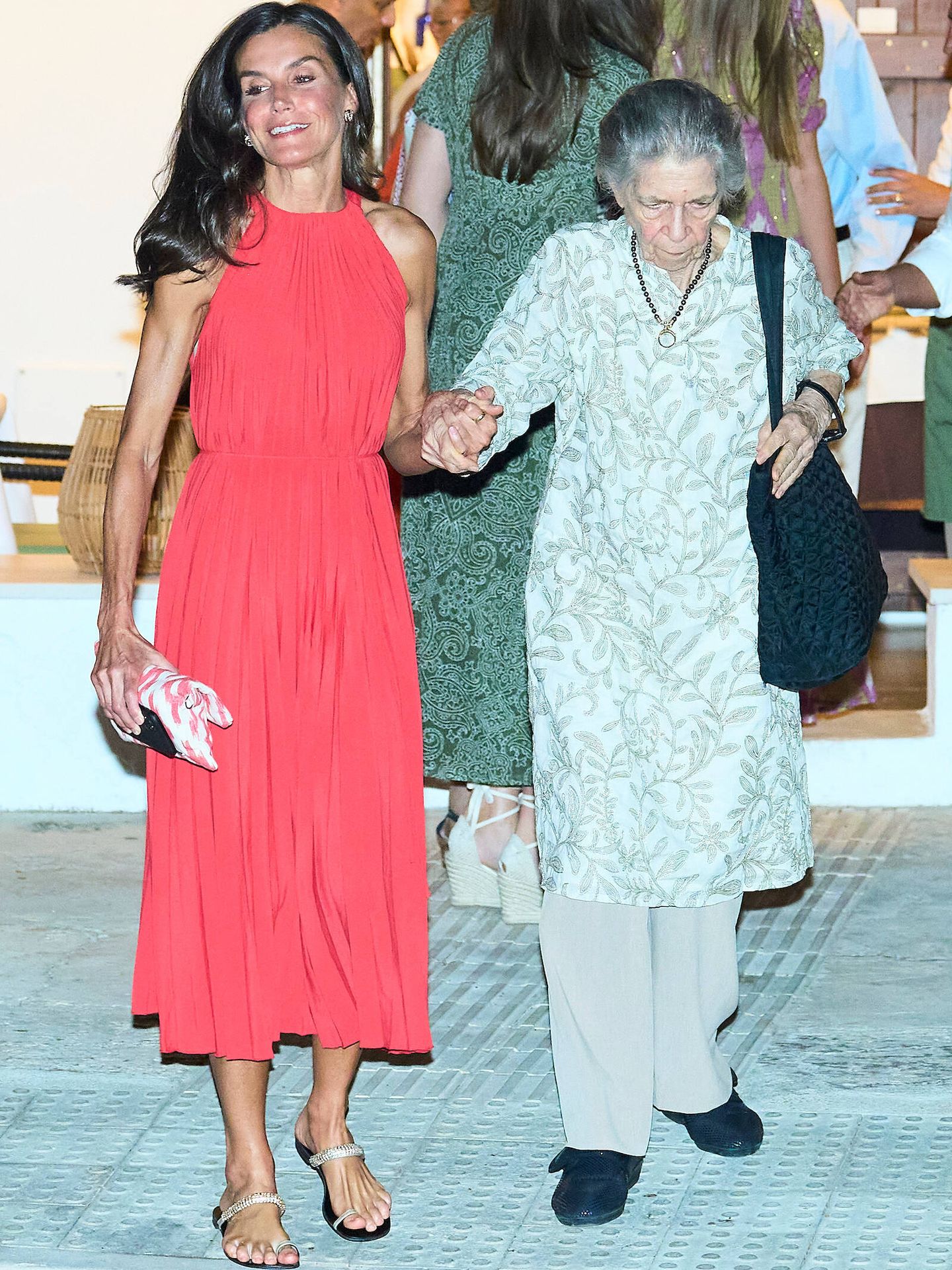 La reina Letizia, con vestido rojo de Mango, junto a la princesa Irene. (LP)