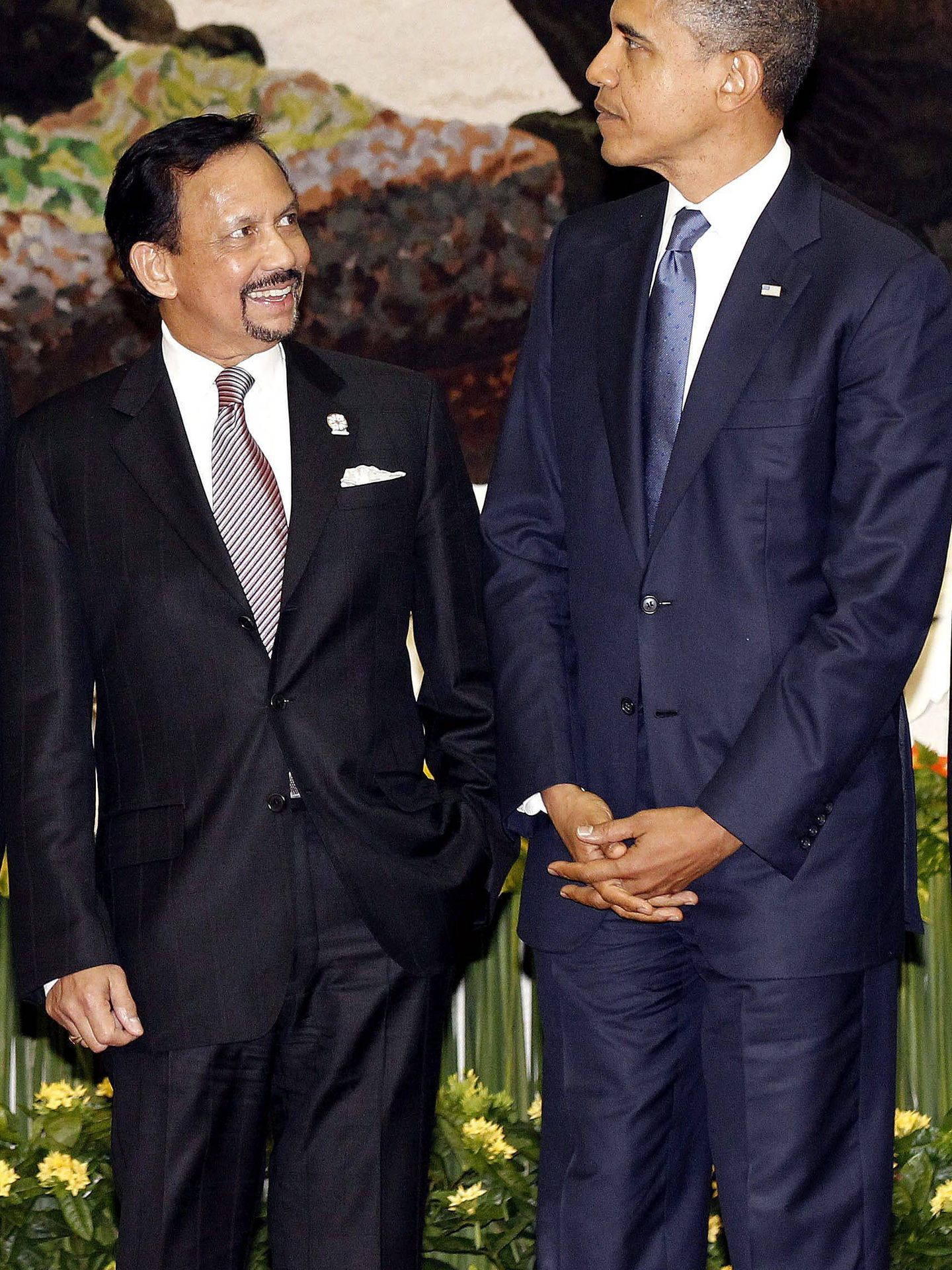 Barack Obama, con el sultán de Brunéi. (EFE)