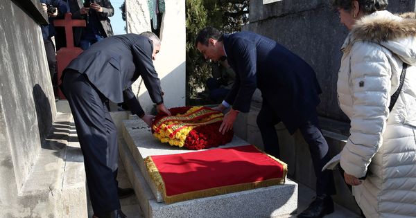 Foto: Pedro Sánchez deposita una corona de flores en la tumba de Manuel Azaña, en Montauban, Francia, este 24 de febrero. (EFE)