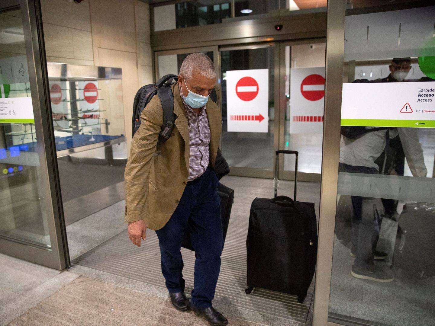 Personal de confianza de Ghali a la entrada del aeropuerto de Pamplona. (EFE)