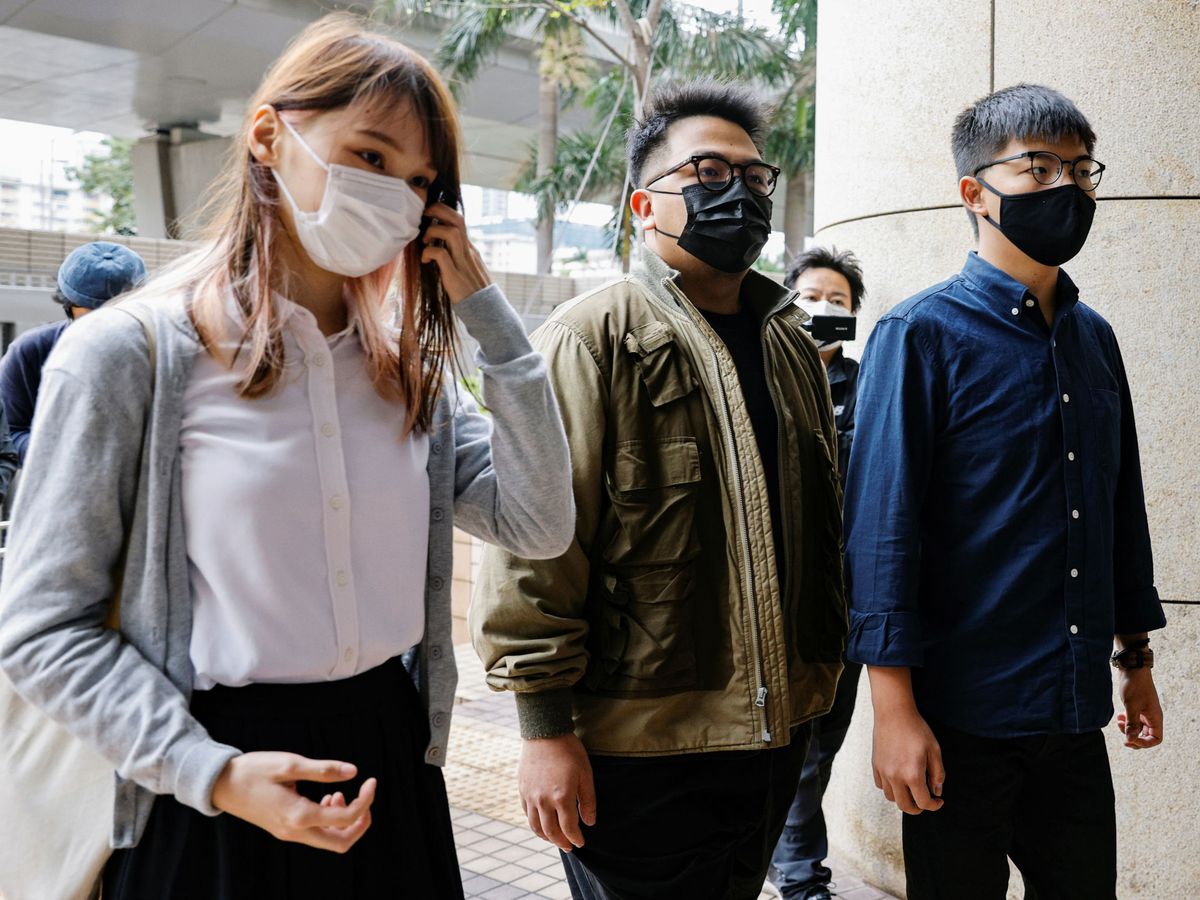 Foto: Joshua Wong, junto a los otros dos activistas. (Reuters)
