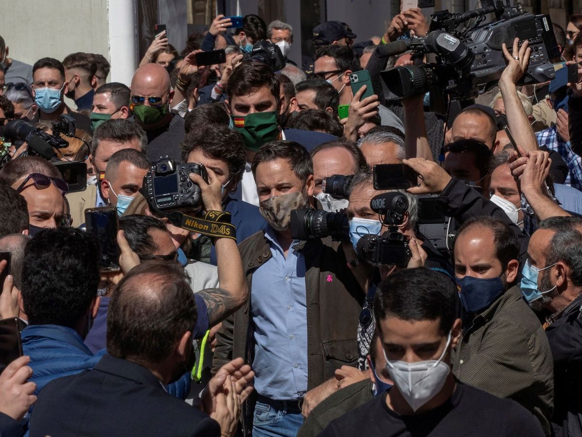 Foto: El líder de Vox, Santiago Abascal, rodeado por cámaras y simpatizantes durante un acto en Murcia. (EFE/Marcial Guillén)