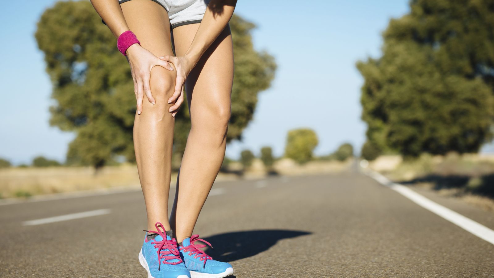 Foto: Si te duele el lateral de la rodilla al correr, puedes sufrir 'rodilla del corredor'. (iStock)