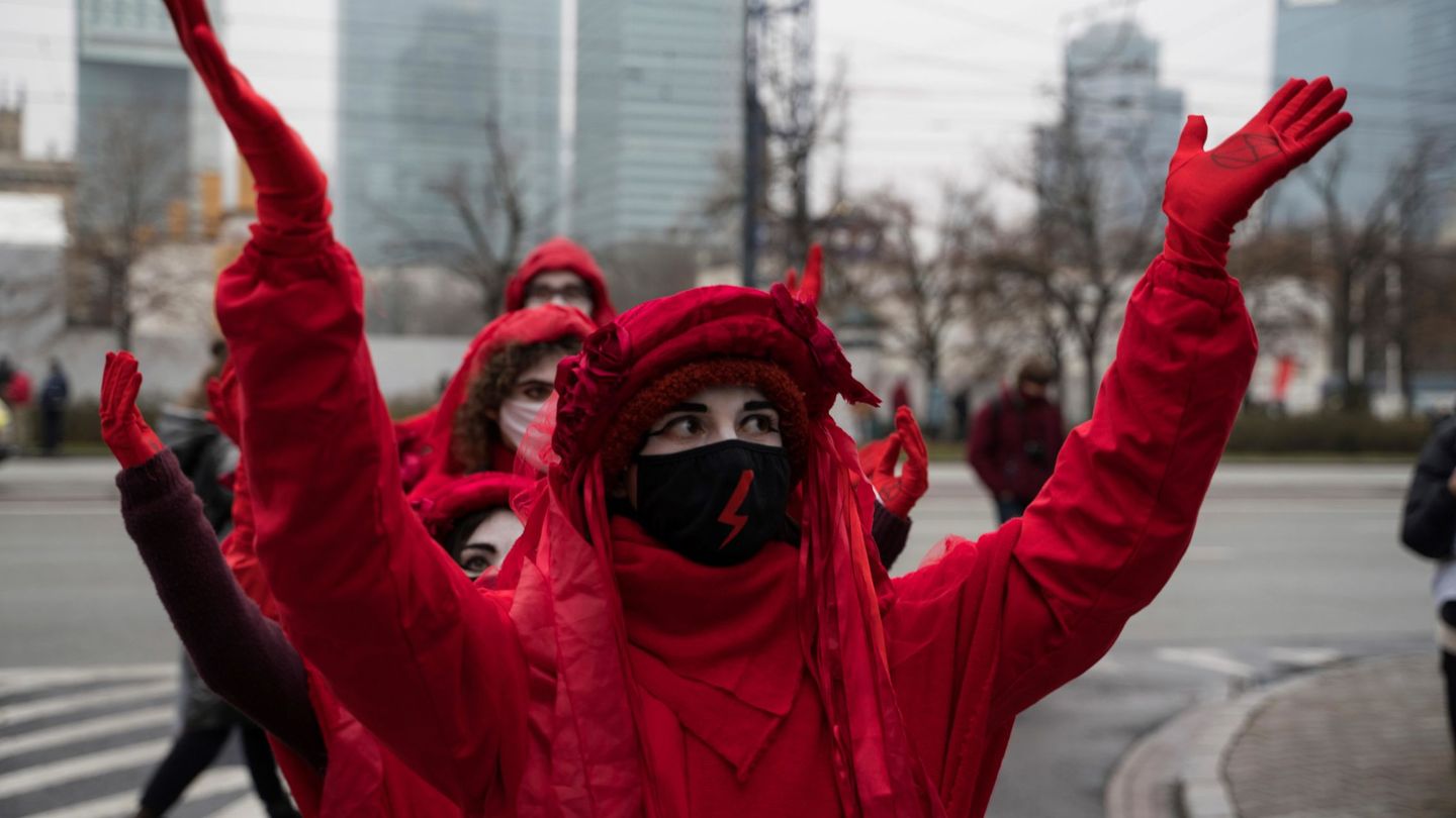 Feministas polacas protestan contra el gobierno de Polonia ataviadas con trajes que recuerdan a los de la serie. (EFE)