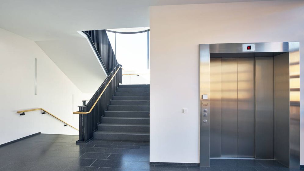 Foto: ¿Debo pagar la instalación de un ascensor si solo tengo un local sin entrada al edificio?  (iStock)
