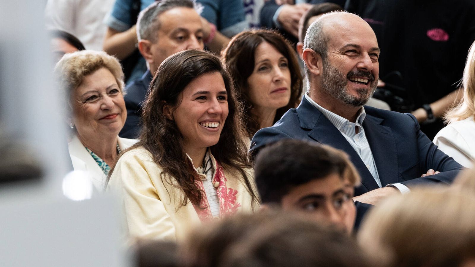 Teresa Urquijo, atenta al discurso de Almeida durante la celebración de la 36ª Liga del Real Madrid. (Gtres)