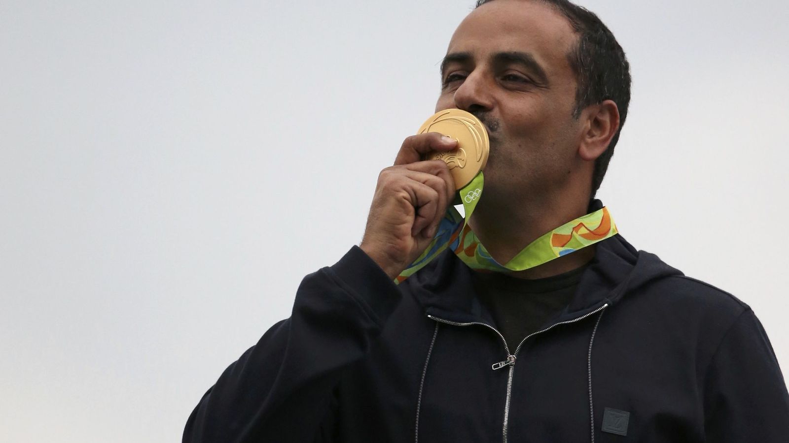 Foto: Fehaid Aldeehani (KUW) besa su medalla tras imponerse en la prueba de doble trap de tiro de los Juegos Olímpicos de Río. (Reuters)