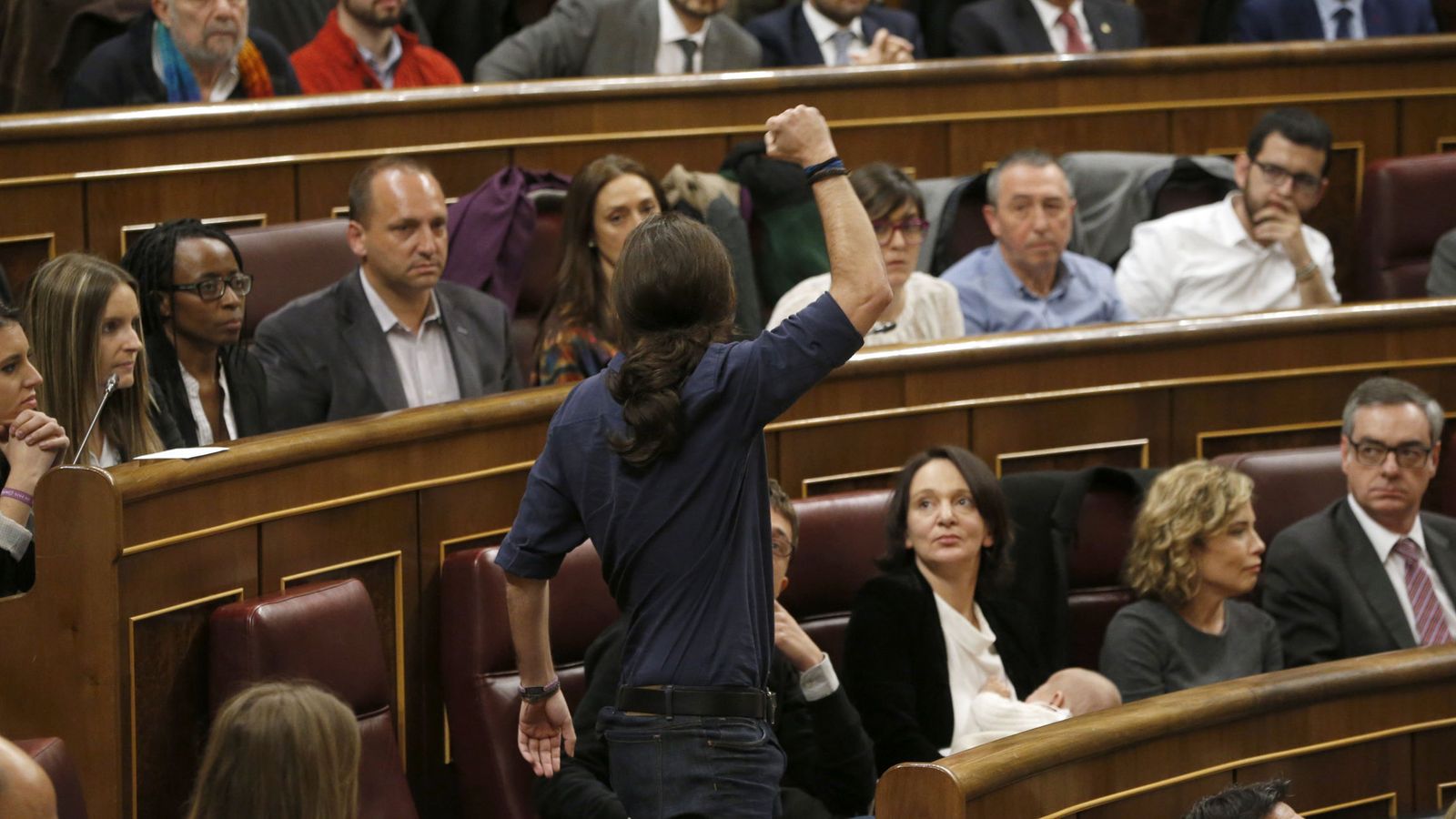 Foto: El líder de Podemos, Pablo Iglesias, tras su toma de posesión durante la sesión constitutiva de la cámara baja. (EFE)
