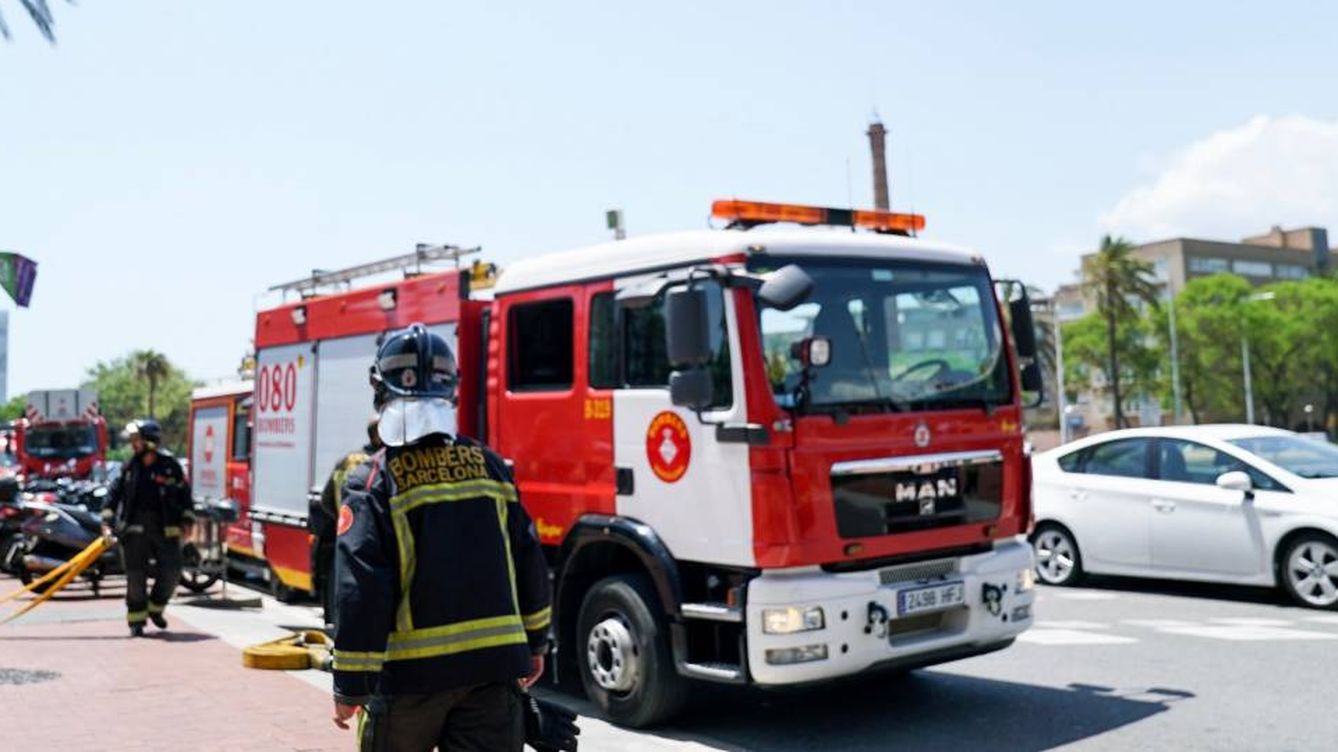 Un incendio quema bidones inflamables en una nave de Montornès (Barcelona)