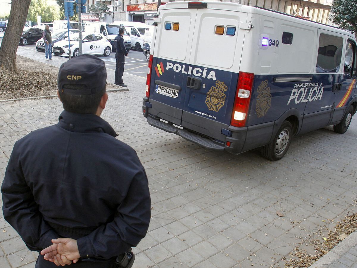 Foto: Dos agentes de la Policía Nacional en Alicante en una imagen de archivo. (EFE/Morell)