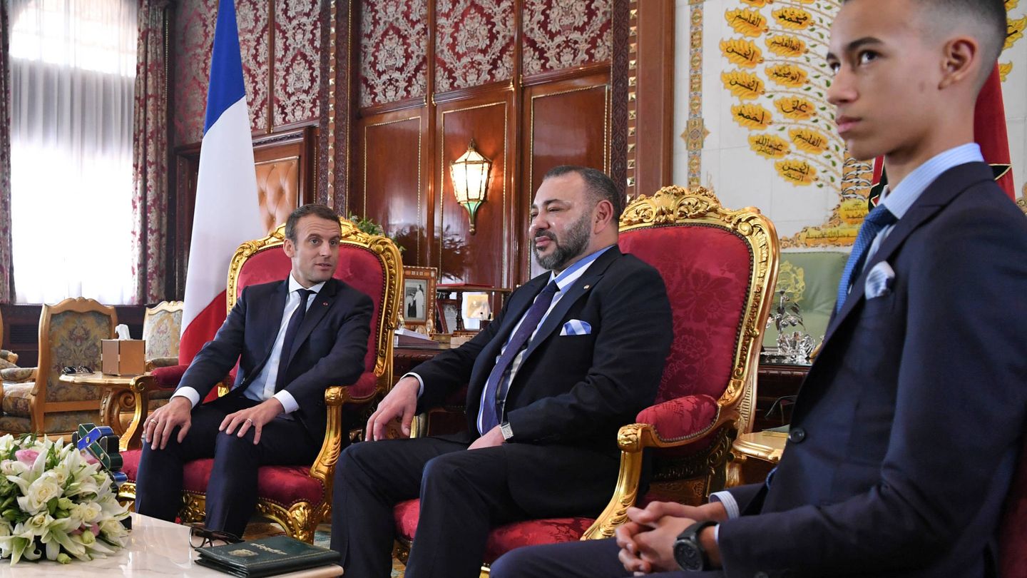 Mohamed VI y su hijo, el Príncipe Moulay Hassan, en el Palacio Real en Rabat. (Reuters) 