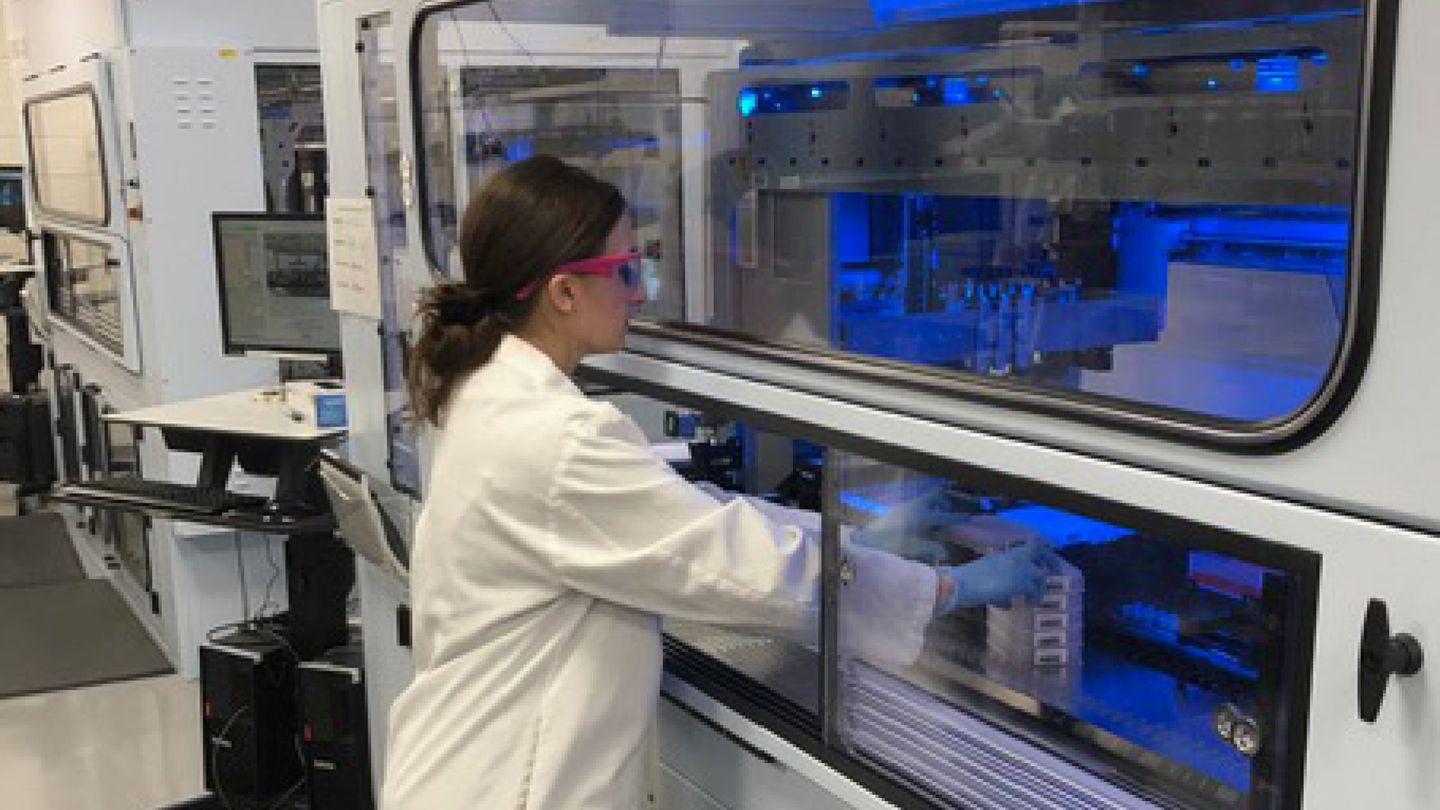 Una científica de Pfizer trabajando en un laboratorio. (Reuters)