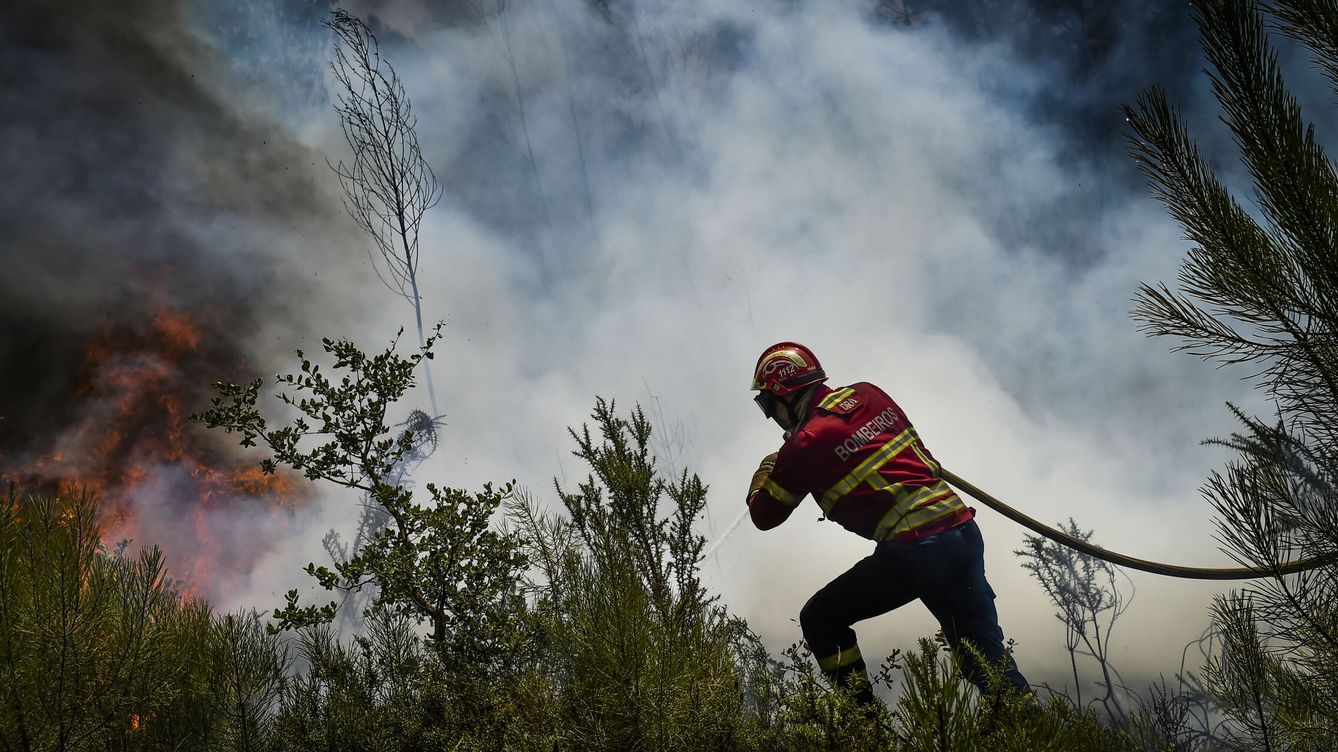 Foto: Un bombero lucha contra el fuego en Ourem (Portugal). (EFE/Nuno Andre)