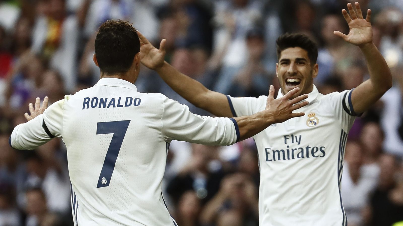 Foto: Cristiano Ronaldo y Marco Asensio celebran un gol con el Real Madrid. (EFE)