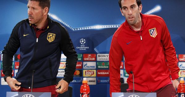 Foto: Simeone junto a Godín tras una comparecencia ante la prensa en un partido de la Champions. (Efe)