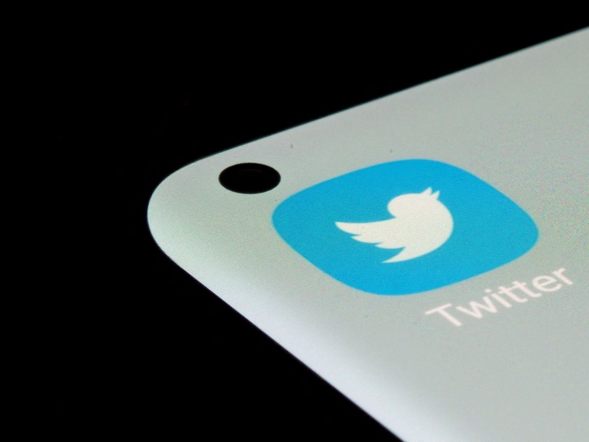 Foto: La aplicación de Twitter en un teléfono inteligente. (Reuters/Dado Ruvic)