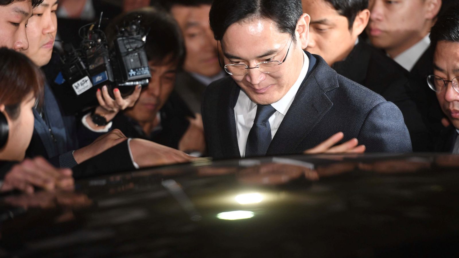Foto: Jay Y. Lee, vicepresidente de Samsung, abandona un juzgado de Seúl en las últimas horas. (Reuters)