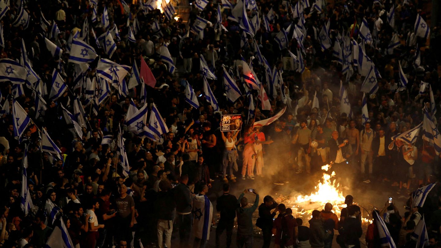 Manifestaciones tras el cese forzado del ministro de Defensa israelí. (Reuters)