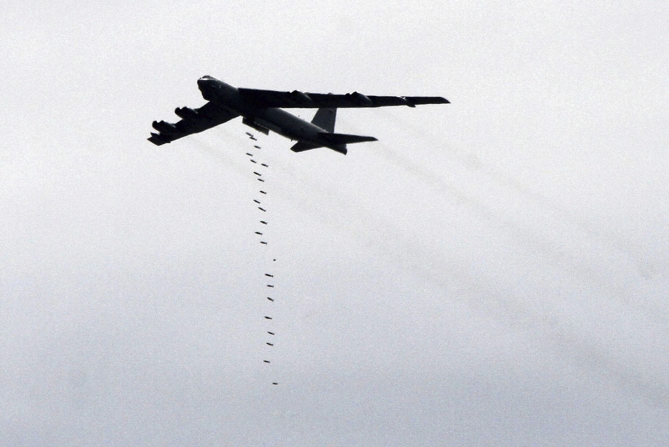 Un B-52 durante unas maniobras militares. (EFE)