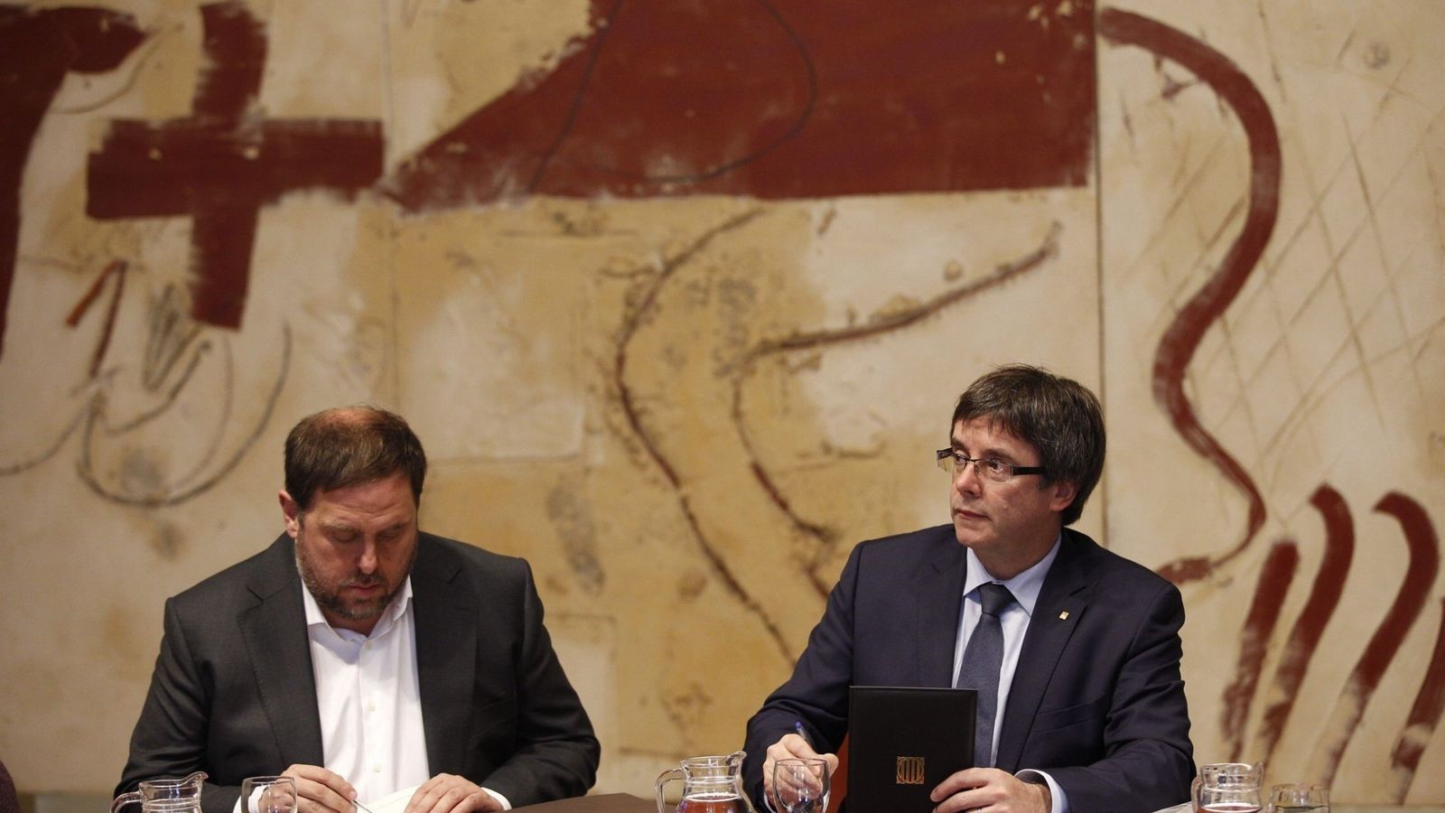 Foto: El presidente de la Generalitat, Carles Puigdemont (d), y el vicepresidente del Govern y 'conseller' de Economía, Oriol Junqueras. (EFE)