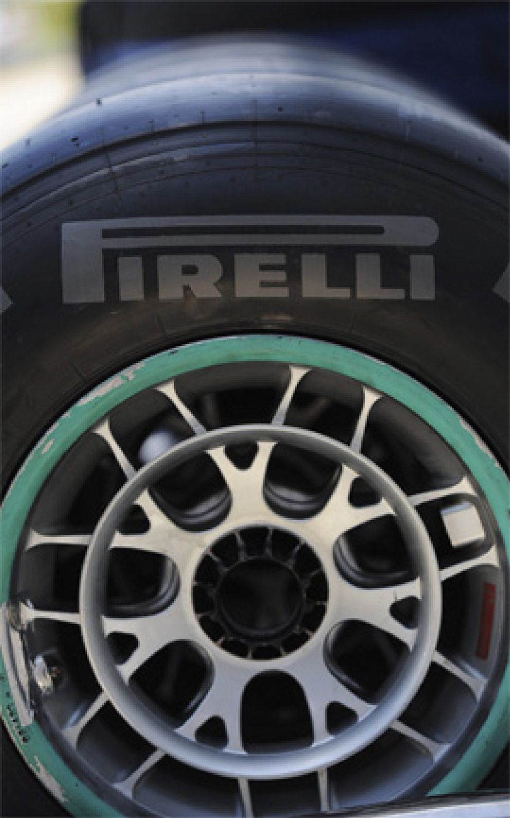 Foto: Pirelli culpa a los equipos de los numerosos pinchazos en el GP de Gran Bretaña