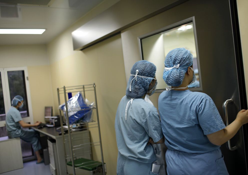 Foto: El sector de la sanidad es uno de los que concentra el empleo femenino. (Reuters)