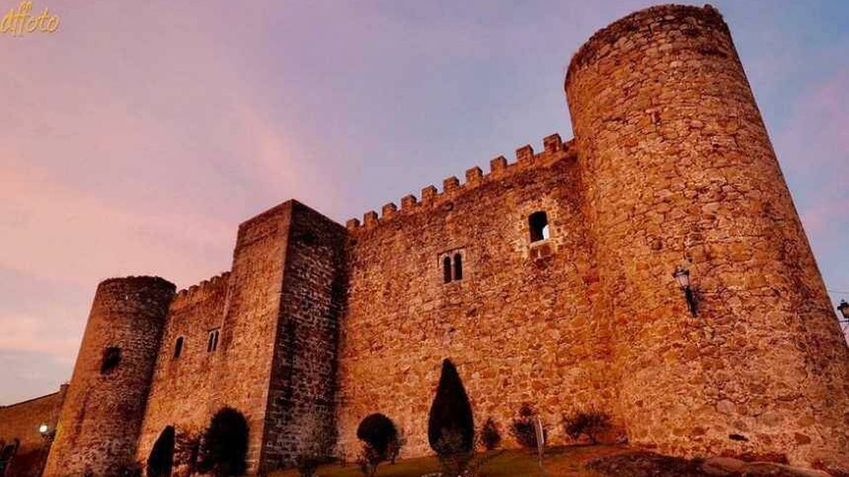 En este pequeño municipio de Ávila se esconde un Palacio Real y un castillo: ideal para una visita en verano