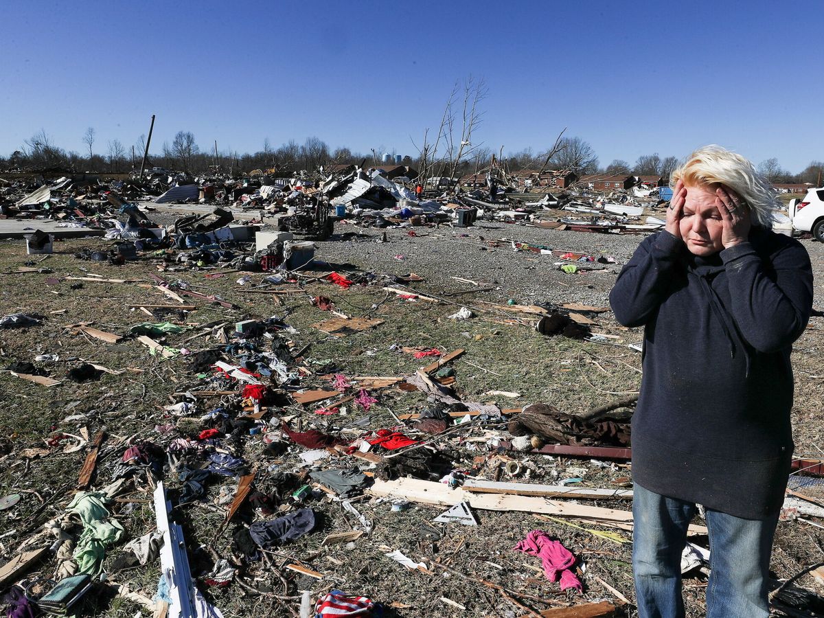 Foto: Una mujer se lleva las manos a la cabeza ante la destrucción provocada por un tornado en Kentucky. (Reuters/Sam Upshaw Jr.)