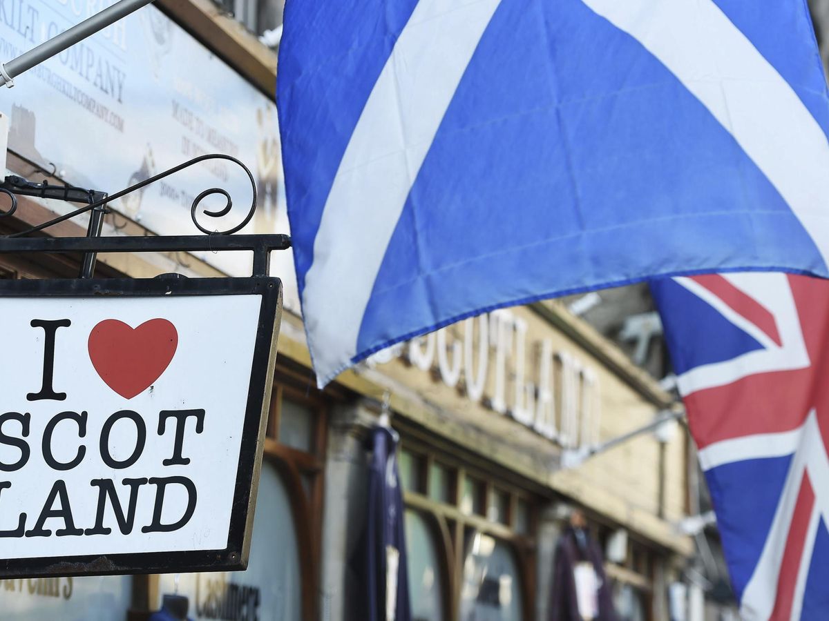 Foto: Vista de la bandera de Escocia y otra de Reino Unido. (EFE)