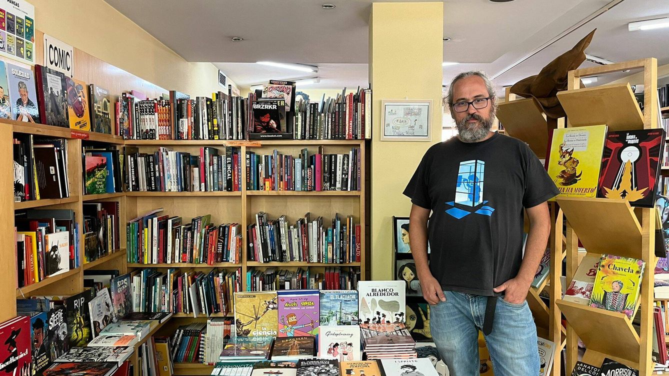 Foto: Igor Muñiz en la librería Muga de Vallecas. (A.F.)