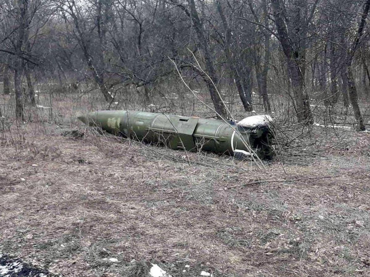 Foto: Un misil balístico hipersónico sin explotar en Ucrania (REUTERS)