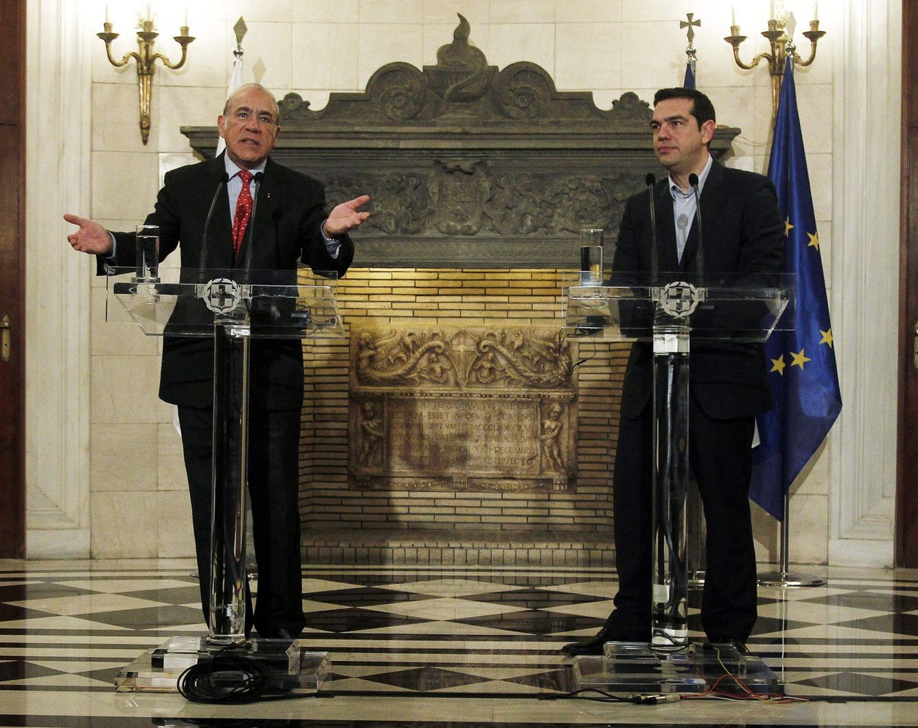 Alexis Tsipras reunido con el Secretario General de la OCDE, José Ángel Gurria (Efe)