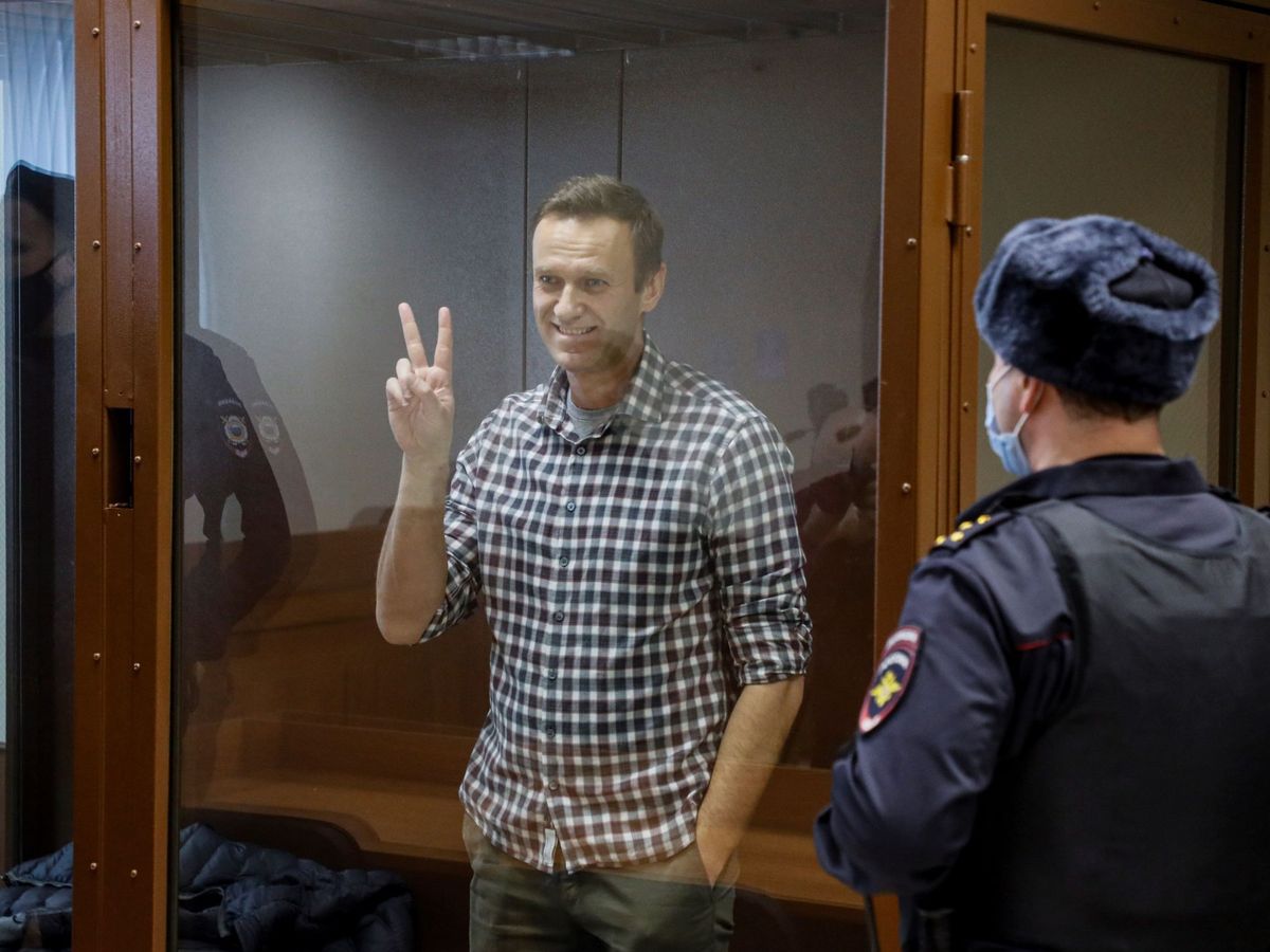 Foto: Fotografía de archivo. El líder opositor ruso Alexéi Navalni hace el signo de la victoria desde una celda de cristal. (EFE) 