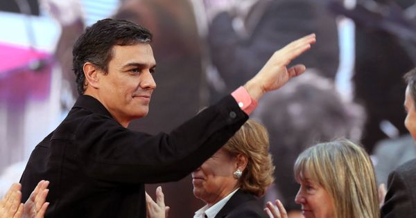 Foto: Pedro Sánchez saluda en el Congreso de Buen Gobierno celebrado por el PSOE. (EFE)