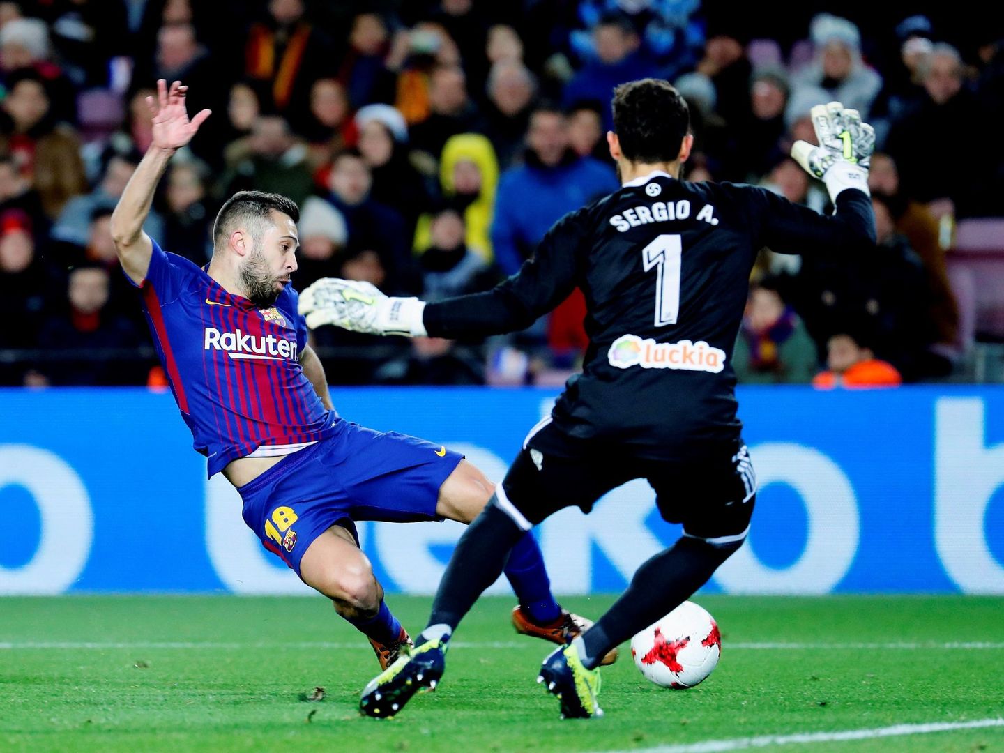 El momento en que Alba bate a Sergio a pase de Messi. (EFE)