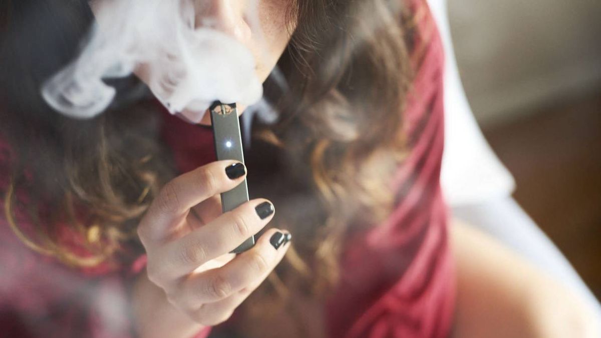 Siete días fumando con Juul, el 'USB' que arrasa entre adolescentes: esto es un peligro
